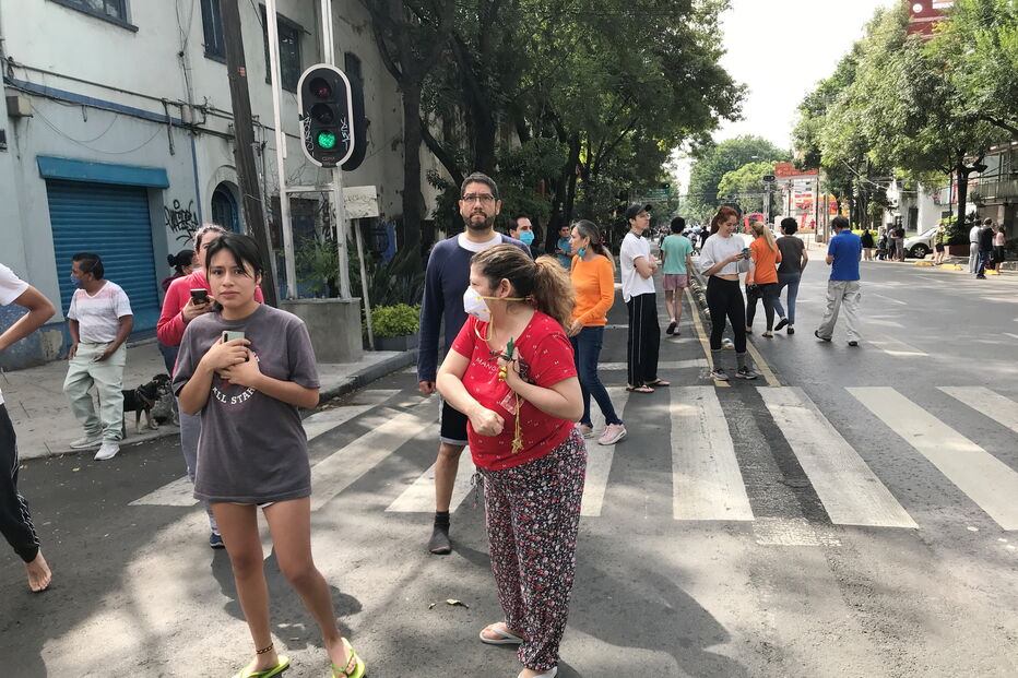 Pessoas saem à rua após sismo na Cidade do México