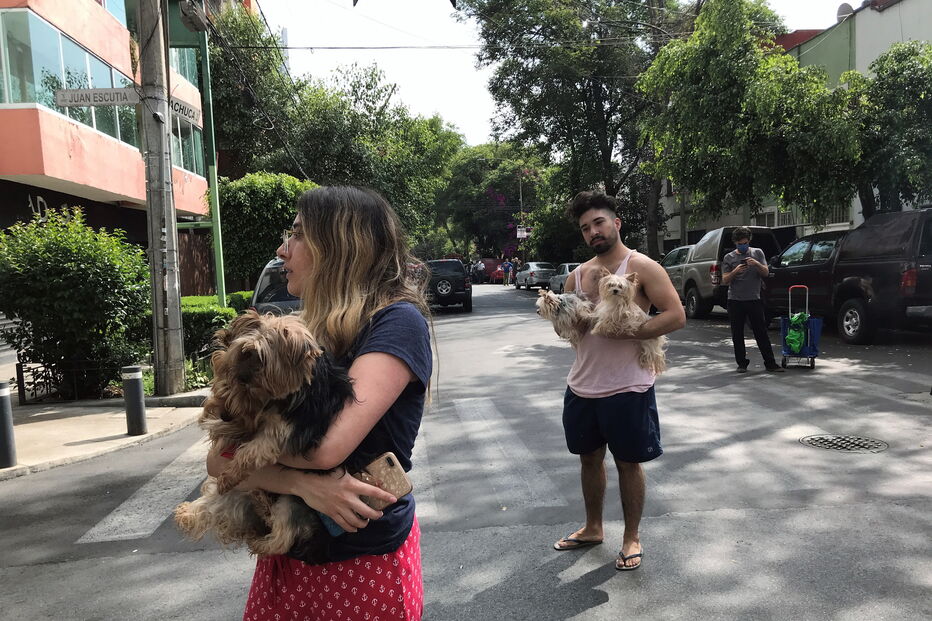 Pessoas saem à rua após sismo na Cidade do México