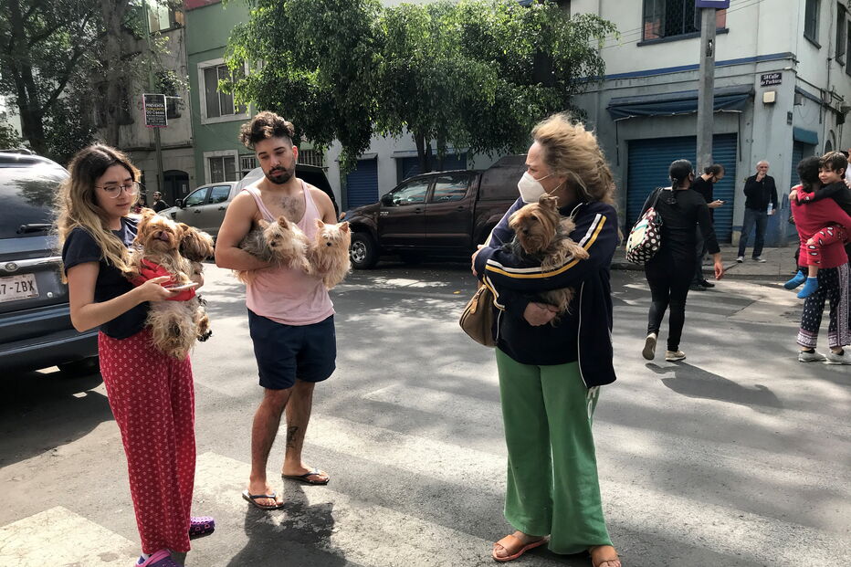 Pessoas saem à rua após sismo na Cidade do México
