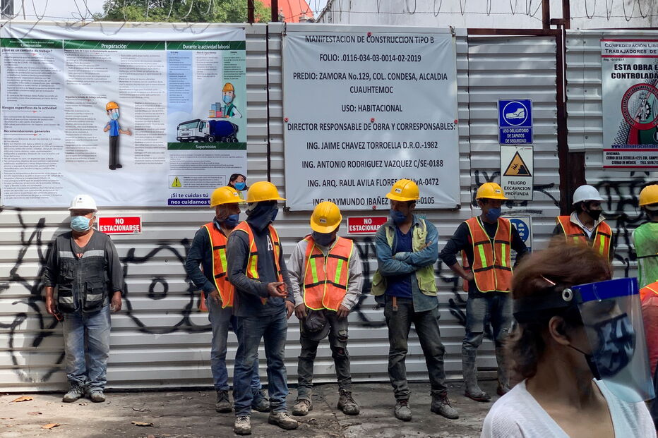 Pessoas saem à rua após sismo na Cidade do México
