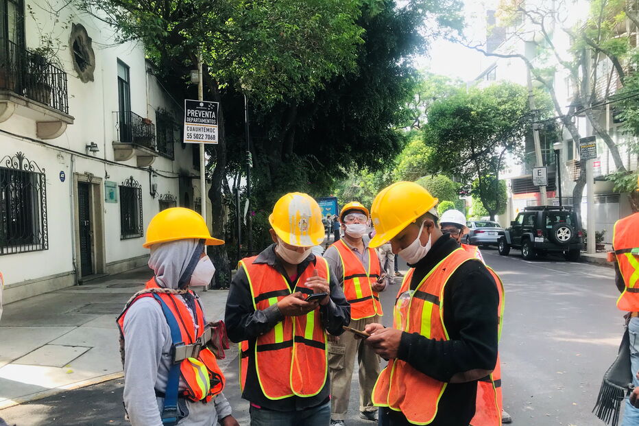 Pessoas saem à rua após sismo na Cidade do México