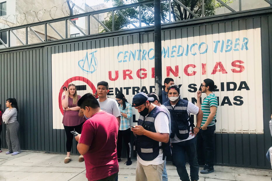 Pessoas saem à rua após sismo na Cidade do México