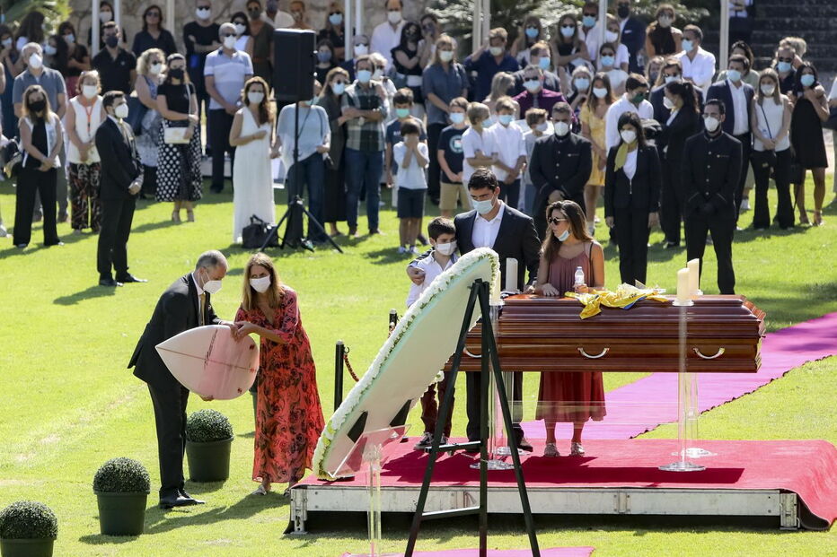 Dezenas na última homenagem ao ator Pedro Lima em Cascais