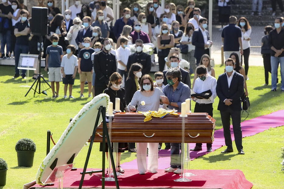 Dezenas na última homenagem ao ator Pedro Lima em Cascais