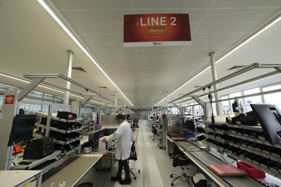 Vista pormenorizada da montagem de IED's e cartas electrónicas da Efacec.