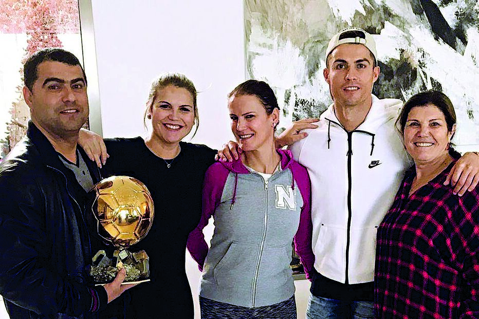 Cristiano Ronaldo ao lado dos irmãos Katia, Hugo e Elma e da mãe Dolores 