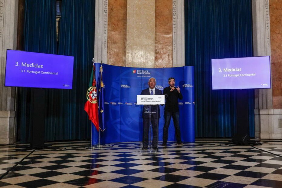 O primeiro-ministro, António Costa, fala aos jornalistas no final da reunião do Conselho de Ministros no Palácio da Ajuda,  em Lisboa, 25 de junho de 2020