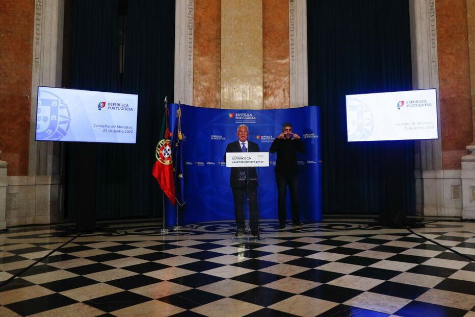 O primeiro-ministro, António Costa, fala aos jornalistas no final da reunião do Conselho de Ministros no Palácio da Ajuda,  em Lisboa, 25 de junho de 2020