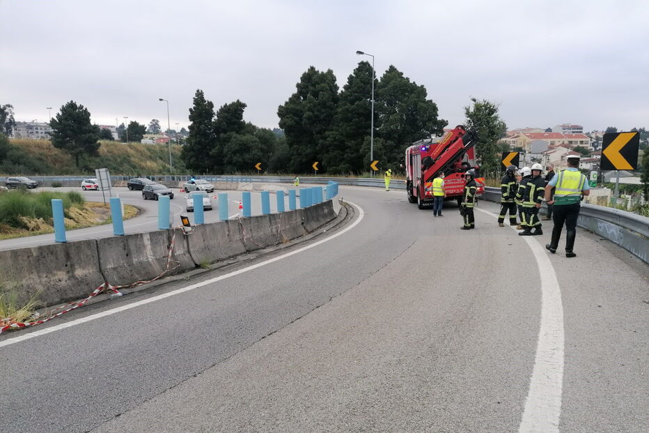 Despiste de carro faz dois feridos na A29 em Gaia