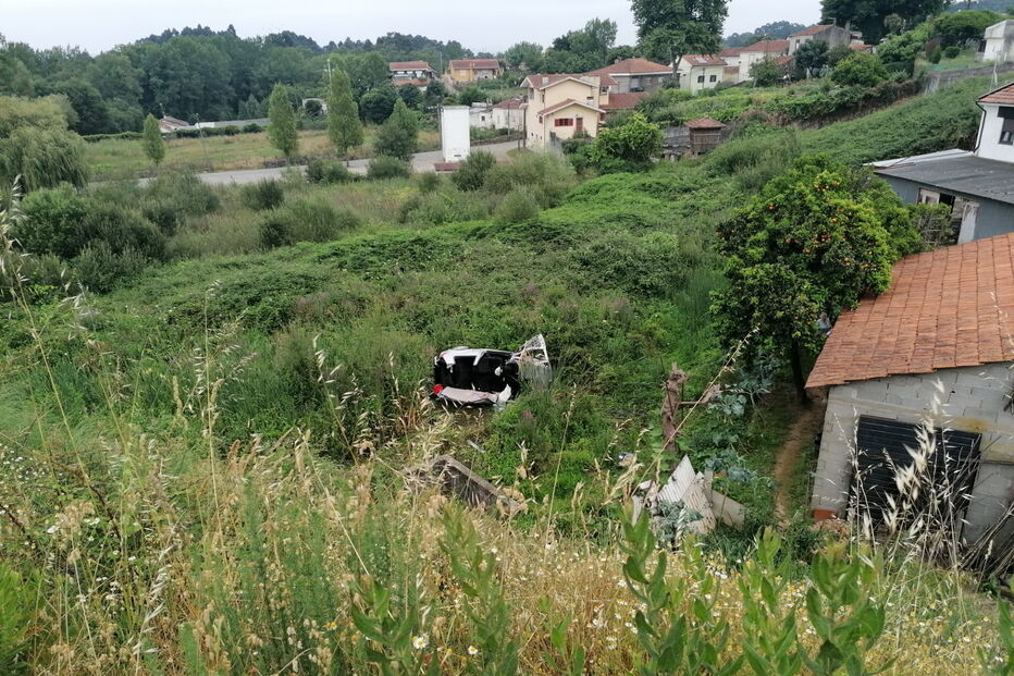 Despiste de carro faz dois feridos na A29 em Gaia