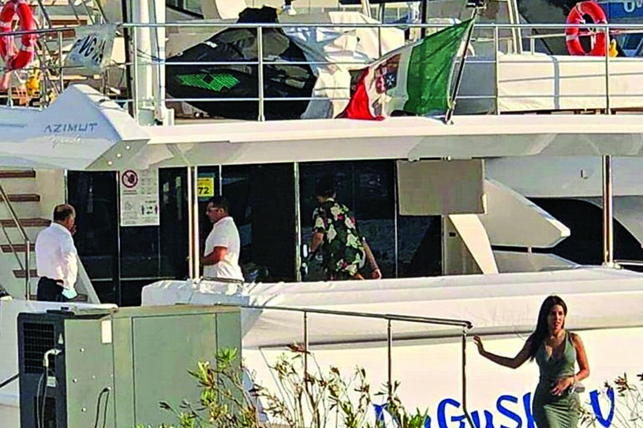 A namorada do craque também foi surpreendida pelos paparazzi durante a escapadinha romântica   