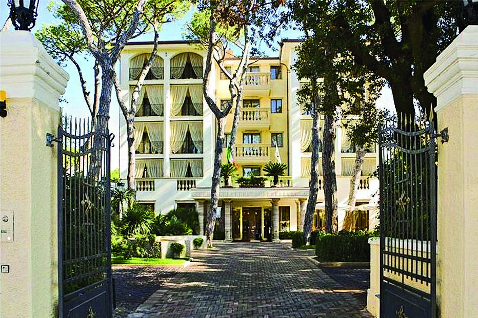 Grand Hotel Imperile, em Viareggio, Itália, foi a unidade hoteleira escolhida por Ronaldo e pela namorada para uma noite romântica. Este hotel dispõe de um serviço de luxo de spa, com um atendimento personalizado. Casal aproveitou para namorar 