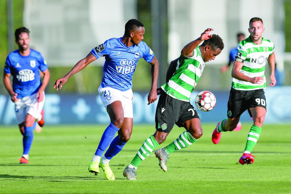 Jovane Cabral, que só jogou a primeira parte e bisou, procura desenvencilhar-se de Phete 