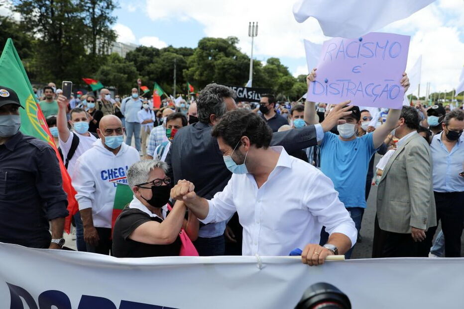 André Ventura e Maria Vieira juntos na manifestação do Chega em Lisboa