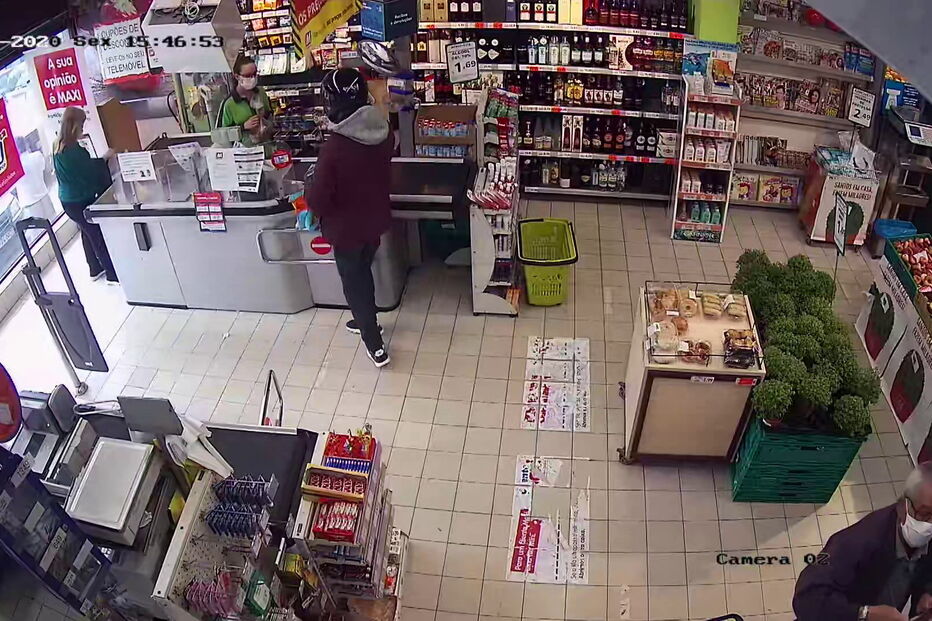 Rouba 380 euros em supermercado com faca na mão
