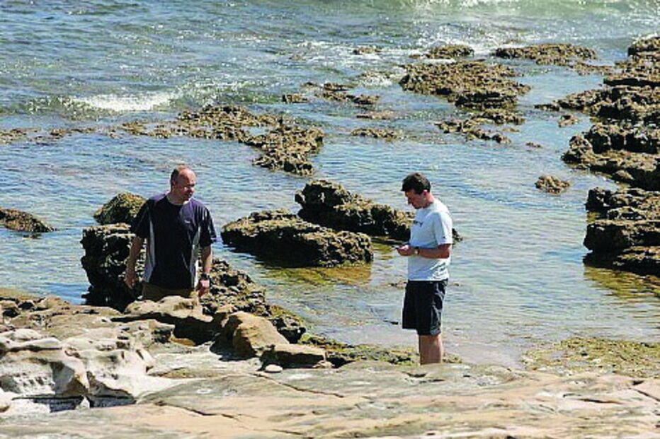 Pai de Maddie e amigo procuraram junto ao mar 