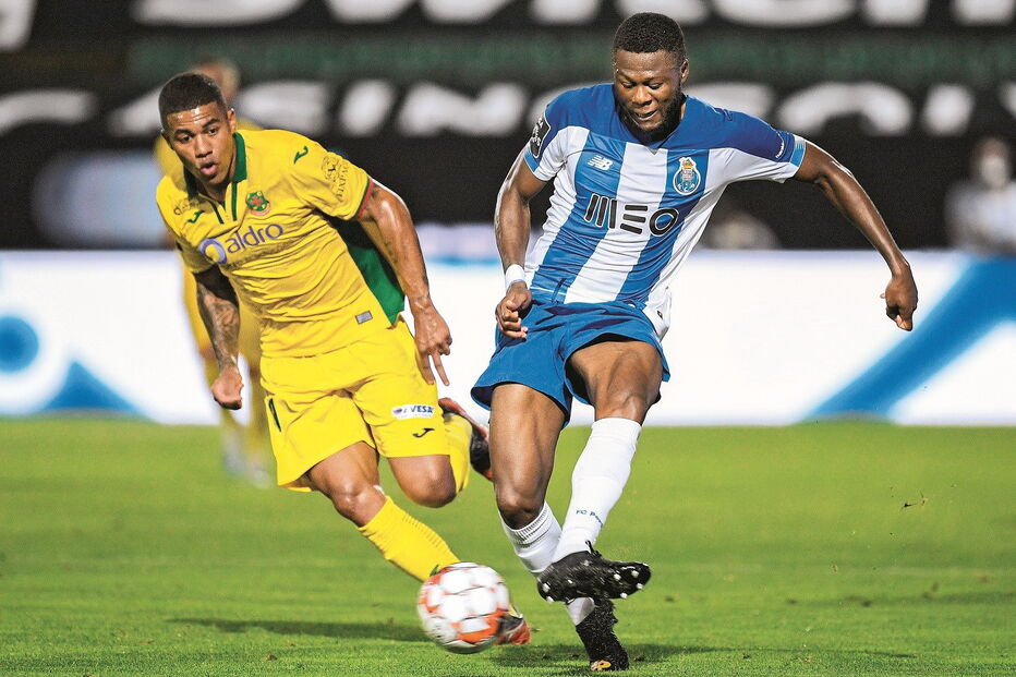 Mbemba, autor do único golo do jogo de ontem, superioriza-se ao pacense Douglas Tanque