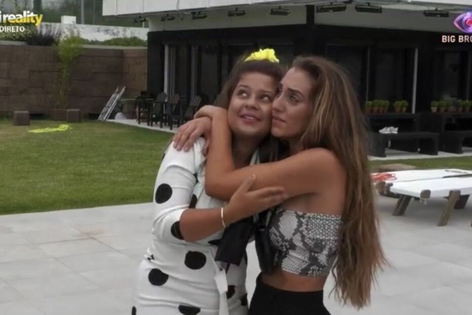 Iury recebe avião de Daniel Monteiro e fica emocionada