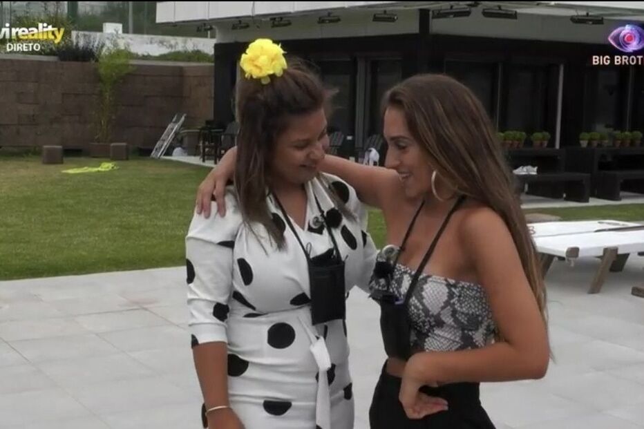 Iury recebe avião de Daniel Monteiro e fica emocionada