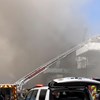 Explosão seguida de incêndio em navio da marinha dos EUA faz 18 feridos
