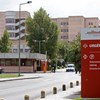 Cinco ambulâncias com doentes paradas à porta do Hospital Amadora-Sintra por falta de macas
