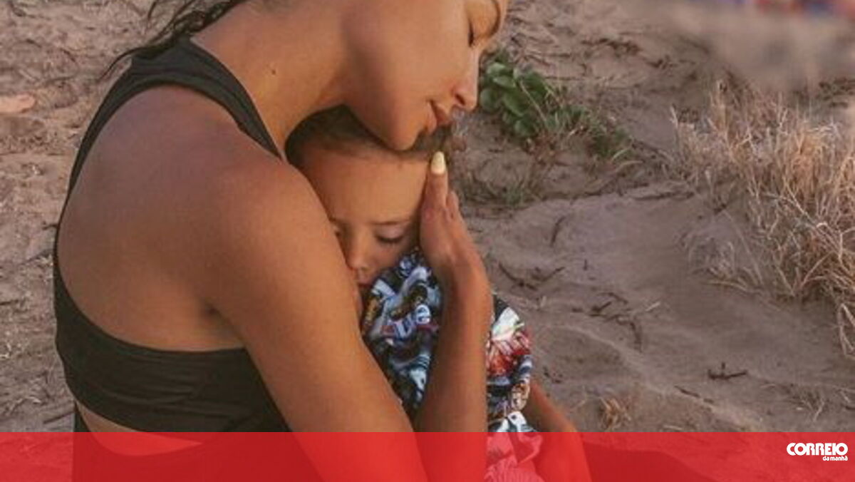 Estava acorrentado e a morrer. Agora terá amor e barriga cheia — Farófias  foi adotado – PiT