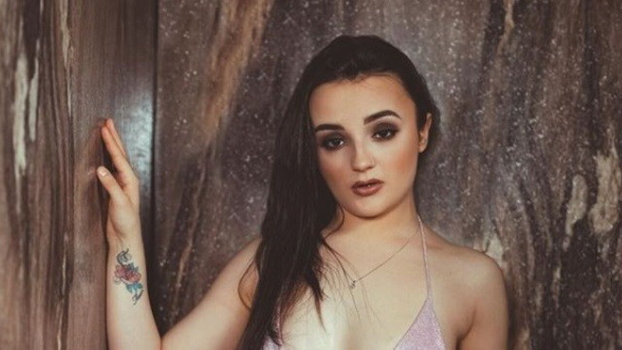 Aluna exemplar e estrela pornô