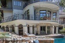 A mansão de Selena Gomez em Los Angeles