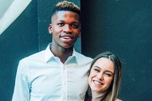 Florentino Luís radiante com a mulher, Bruna 