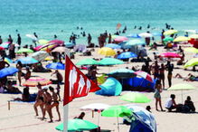Praia de Carcavelos, em Cascais, foi uma das muitas que registaram “ocupação plena” ainda durante a manhã deste domingo