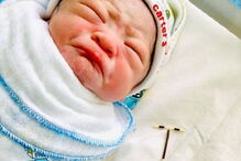 Bebé nasce com dispositivo intrauterino da mãe na mão