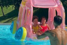 Cristiano Ronaldo diverte-se com os filhos na piscina