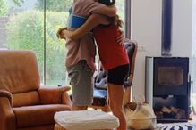 Inês Patrocínio e o pai, Pedro, abraçam-se após regressar a casa