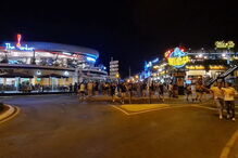 Centenas de pessoas inundam dois bares de Albufeira