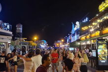 Centenas de pessoas inundam dois bares de Albufeira