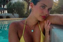 Sara Sampaio exibe novas curvas