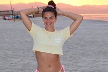 Sara Sampaio exibe novas curvas