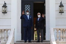 O primeiro-ministro, António Costa, ladeado pelo seu homólogo da Guiné-Bissau, Nuno Nabiam