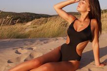 Filha de Simão Sabrosa seduz em biquíni 