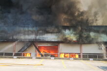 Fogo de grandes dimensões consome várias fábricas em Castelo de Paiva
