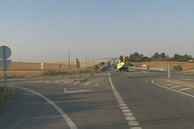Dois bombeiros feridos no combate a fogo que está a cortar EN2 em Castro Verde