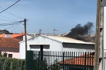 Incêndio de grandes dimensões em armazém de Gaia obriga à retirada de crianças de escola 