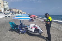 autoridades multam banhistas que deixam pertences a marcar os lugares na praia