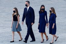 Espanha presta homenagem a vítimas mortais do coronavírus em cerimónia no Palácio Real de Madrid 