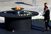 Espanha presta homenagem a vítimas mortais do coronavírus em cerimónia no Palácio Real de Madrid	