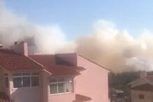 Incêndio junto a casas em Alvide, Cascais