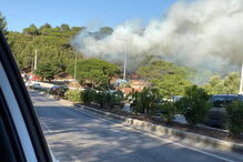 Terceira circular cortada ao trânsito devido a incêndio junto a casas em Alvide, Cascais