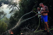 Moradores tentaram extinguir alguns focos