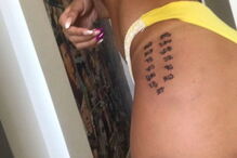 Jovem acorda com iniciais de sete homens tatuadas na perna após noite de festa