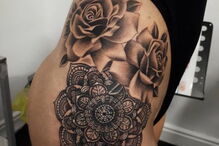 Jovem acorda com iniciais de sete homens tatuadas na perna após noite de festa